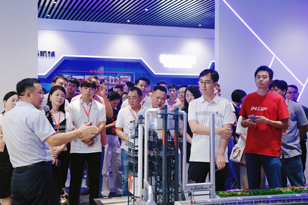 参观品牌展厅2_副本.jpg